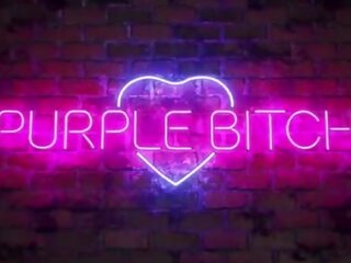 Cosplay mme a première cochon film avec une ventilateur par violet fantaisie femme